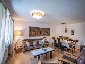 Posezení v ubytování Apartment Chesa Ova Cotschna 606 by Interhome
