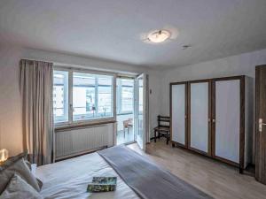 Postel nebo postele na pokoji v ubytování Apartment Chesa Ova Cotschna 606 by Interhome