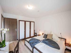 Postel nebo postele na pokoji v ubytování Apartment Chesa Ova Cotschna 606 by Interhome