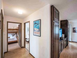 Postel nebo postele na pokoji v ubytování Apartment Chesa Ova Cotschna 606 by Interhome