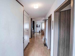 TV a/nebo společenská místnost v ubytování Apartment Chesa Ova Cotschna 606 by Interhome