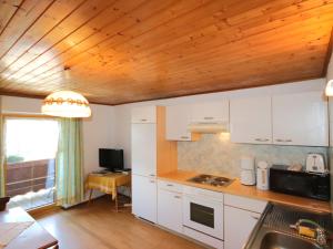 Kuchyňa alebo kuchynka v ubytovaní Apartment Jägerhof-2 by Interhome