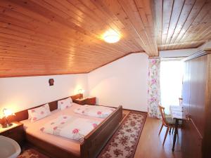 Posteľ alebo postele v izbe v ubytovaní Apartment Jägerhof-2 by Interhome