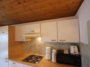 Kuchyňa alebo kuchynka v ubytovaní Apartment Jägerhof-2 by Interhome