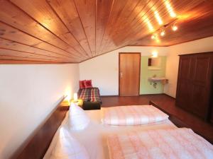 Posteľ alebo postele v izbe v ubytovaní Apartment Jägerhof-2 by Interhome