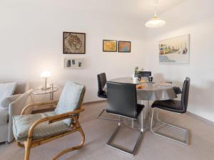 ダボスにあるApartment Allod Park Haus B 202 by Interhomeのテーブルと椅子とベッドのある部屋 +40枚の写真