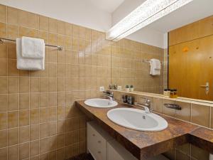 ダボスにあるApartment Allod Park Haus B 202 by Interhomeの洗面台が2つと鏡があるバスルーム