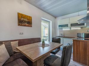 een woonkamer met een tafel en een bank bij Apartment Ogris-3 by Interhome in Selpritsch +33 foto's