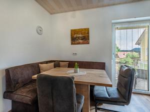 een eetkamer met een tafel en een bank bij Apartment Ogris-3 by Interhome in Selpritsch
