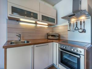 een keuken met witte kasten en een spoelbak bij Apartment Ogris-3 by Interhome in Selpritsch