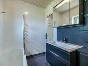 een badkamer met een wastafel en een spiegel bij Apartment Ogris-3 by Interhome in Selpritsch