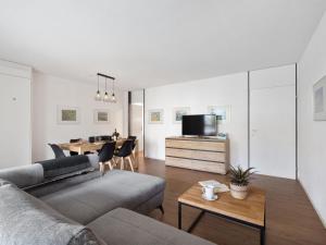 Μια τηλεόραση ή/και κέντρο ψυχαγωγίας στο Apartment Allod Park Haus C 105 by Interhome +45 φωτογραφίες