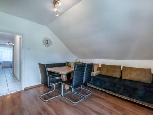 een woonkamer met een bank, een tafel en stoelen bij Apartment Ogris-2 by Interhome in Selpritsch