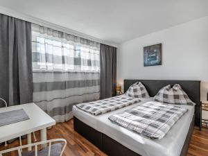 een slaapkamer met een bed, een tafel en een raam bij Apartment Ogris-2 by Interhome in Selpritsch