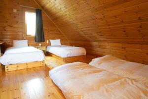 倶知安町にあるパウダー小屋の木造キャビン内のベッドルーム1室(ベッド2台付)