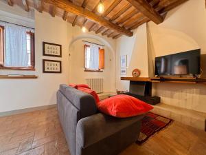 a living room with a couch and a flat screen tv at Le terrazze di Camollia in Siena