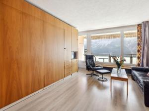 una sala de estar con un sofá y una mesa en Apartment Promenade - Utoring-49 by Interhome, en Arosa