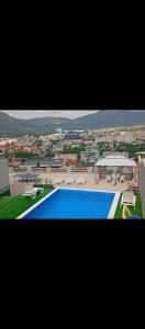 モスタルにあるPool & Outdoor Cinema Villa Forticaのスイミングプール(椅子付)、パビリオンの景色を望めます。 +17枚の写真