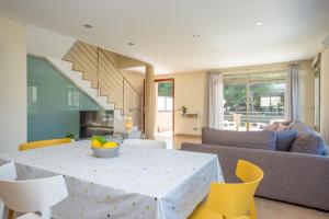 ein Wohnzimmer mit einem weißen Tisch und Stühlen in der Unterkunft Joan in Can Picafort