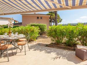 Zahrada ubytování Holiday Home Le Mas d'Esquière 5 by Interhome