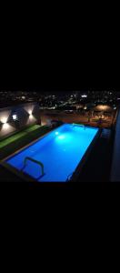 モスタルにあるPool & Outdoor Cinema Villa Forticaの- 市街の景色を望む夜のスイミングプール