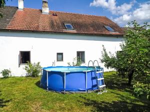 Bazén v ubytovaní Holiday Home Vlkov by Interhome alebo v jeho blízkosti