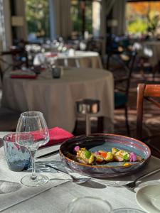 un piatto di cibo su un tavolo con un bicchiere di Résidence Les Vallées Labellemontagne a La Bresse