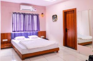 Postel nebo postele na pokoji v ubytování Hotel Dev Krishna Palace