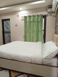 Un pat sau paturi într-o cameră la Hotel Dev Inn