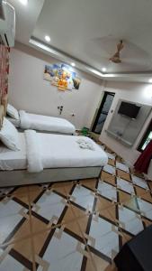 Un pat sau paturi într-o cameră la Hotel Dev Inn