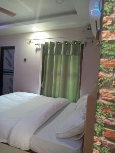 Un pat sau paturi într-o cameră la Hotel Dev Inn