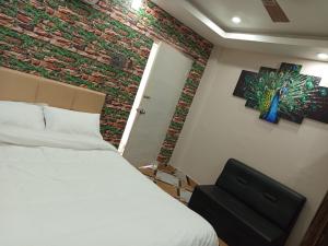 Un pat sau paturi într-o cameră la Hotel Dev Inn