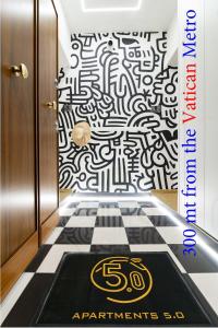 un corridoio con pavimento decorato in bianco e nero di cinquepuntozero a Roma