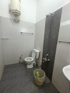 コダイカナルにあるShastik Homestayのトイレと洗面台付きのバスルーム