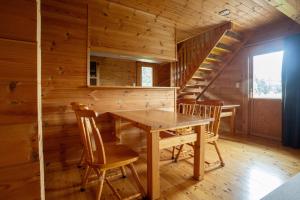 倶知安町にあるパウダー小屋の木製のテーブルと椅子のあるダイニングルーム