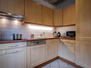A cozinha ou kitchenette de Chalet Dendron by Interhome