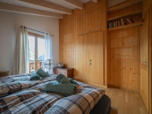 Uma cama ou camas num quarto em Chalet Dendron by Interhome