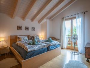 Uma cama ou camas num quarto em Chalet Dendron by Interhome