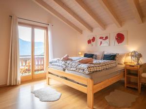 Uma cama ou camas num quarto em Chalet Dendron by Interhome