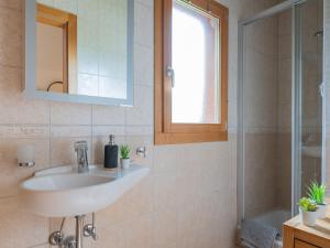 Uma casa de banho em Chalet Dendron by Interhome