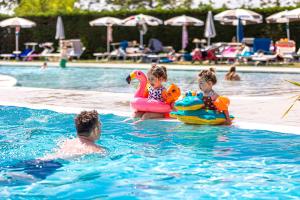 Bazén v ubytování Villaggio San Francesco - Adria Holiday Mobile Homes nebo v jeho okolí