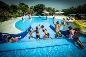 Bazén v ubytování Villaggio San Francesco - Adria Holiday Mobile Homes nebo v jeho okolí