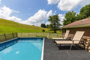 Bazén v ubytování Pumpkin Ridge Villa nebo v jeho okolí