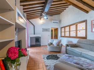 Posezení v ubytování Holiday Home Caggiolo by Interhome