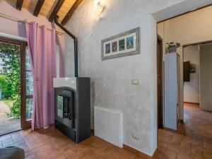 TV a/nebo společenská místnost v ubytování Holiday Home Caggiolo by Interhome
