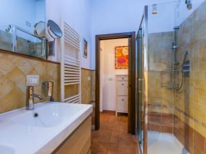 Koupelna v ubytování Holiday Home Caggiolo by Interhome