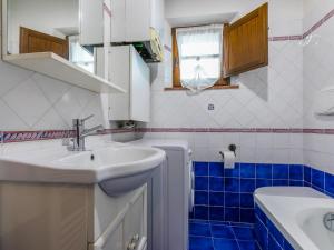Koupelna v ubytování Holiday Home Caggiolo by Interhome