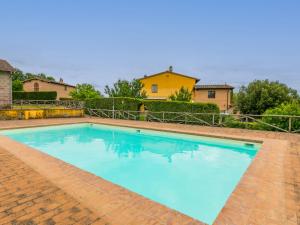 Bazén v ubytování Holiday Home Caggiolo by Interhome nebo v jeho okolí