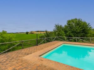 Bazén v ubytování Holiday Home Caggiolo by Interhome nebo v jeho okolí