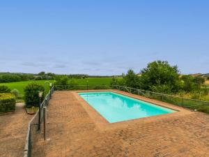 Bazén v ubytování Holiday Home Caggiolo by Interhome nebo v jeho okolí